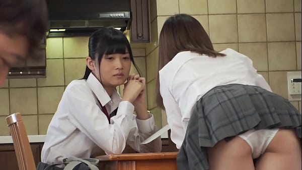 https://bit.ly/3CWhGnG 友達のJ○妹が小悪魔な笑みを浮かべパンチラで誘惑!ムレムレパンティで激しい顔騎&尻コキ責めで弄ばれて… 友達には内緒で妹の敏感生マ○コをがっつりハメまくる!【パート1】