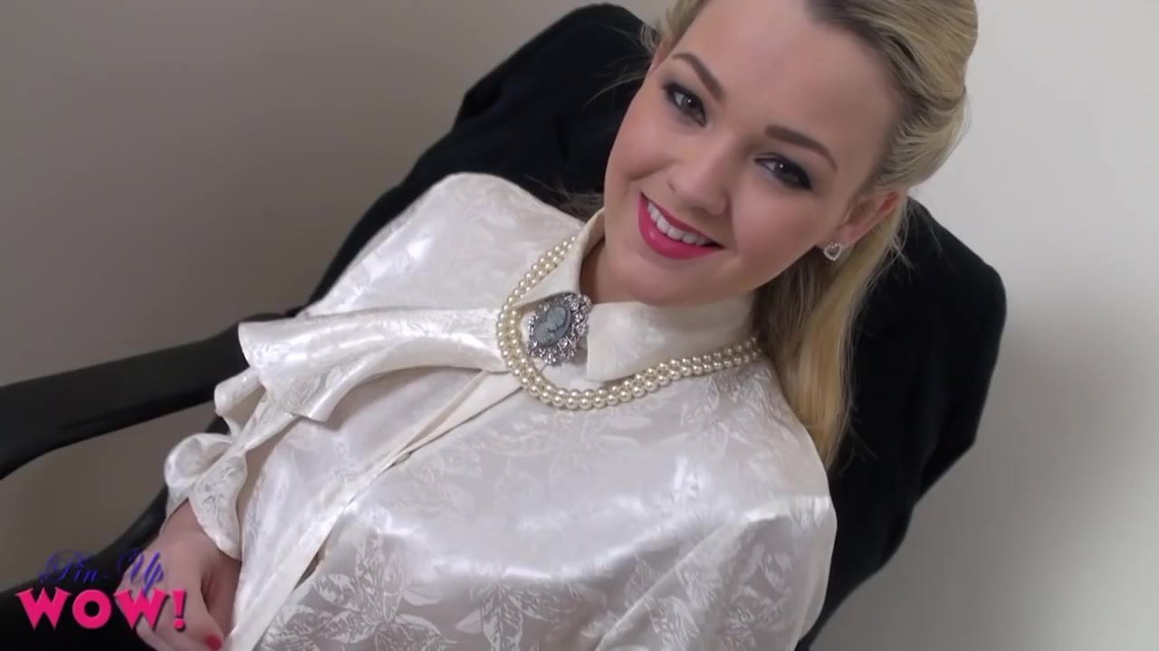 [免費A片] 洋娃娃般可愛的秘書解開上衣的鈕扣，露出高級的橙紅色襯裙，包裹著她那雙勾勒出深邃乳溝的巨乳……