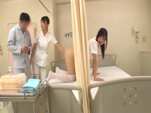 [免費A片] [蕩婦]放蕩護士讓病人玩她的陰戶，插入手指，噴射，插入橡膠下巴，擺動臀部，射精服務。