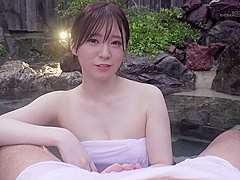 [免費A片] 皮膚白皙的農村美少女與單相思的同學一起去溫泉旅行，在露天浴池裡全力愛著一個男孩。  ！