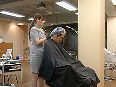 [免費A片] 我希望我有一家像這樣的美容院 哈哈 美麗的美髮師姐姐在治療期間給我高速口交 → 射在我嘴裡