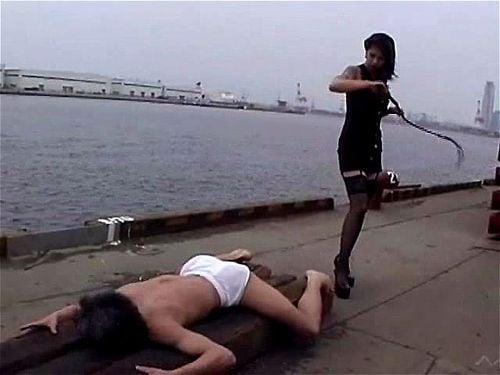 [免費A片] 野蠻女王的戶外訓練！一個在海運貨櫃中遭受鞭打和折磨後在生與死之間徘徊的受虐狂奴隸……“你是一個還活著的該死的受虐狂嗎？”