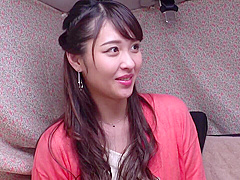 [免費A片] 撿到一位笑容可愛的33歲美女明星！  ！與丈夫沒有性關係的極品老婆，被陌生人用電動按摩器玩弄，性慾大開！她想要剛認識的另一個人的雞巴，所以她在附近的酒店內射並操他！  ！