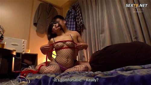 [免費A片] 「我會舔你很多次♪」她用邪惡的仰視用猥褻的話語引誘男人，並與他發生性關係。